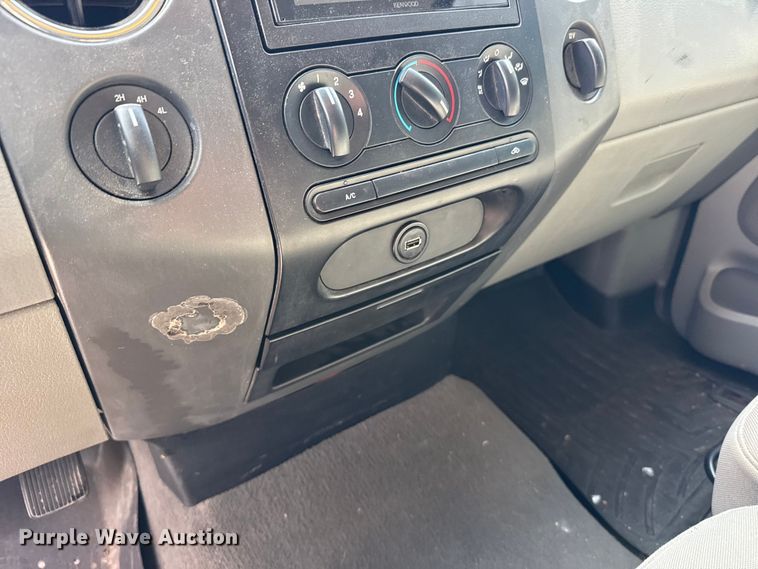 image for item FB0816 2005 Ford F150 Crew Cab pickup truck