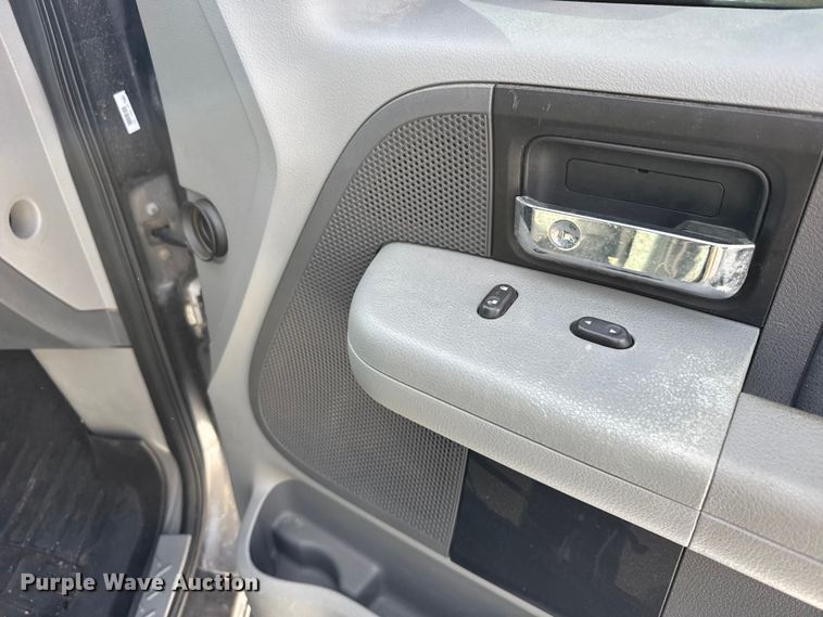 image for item FB0816 2005 Ford F150 Crew Cab pickup truck