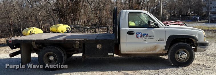 image for item FB3013 2003 Chevrolet Silverado 3500 flatbed pickup truck