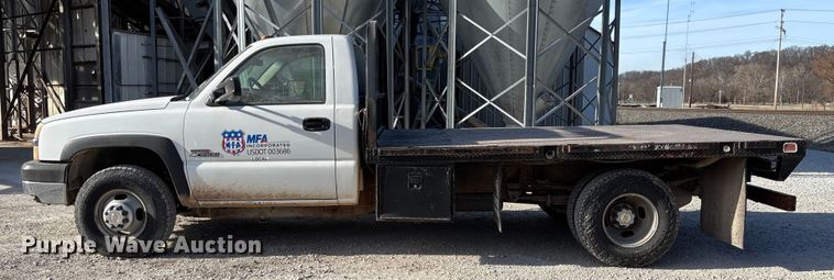 image for item FB3013 2003 Chevrolet Silverado 3500 flatbed pickup truck