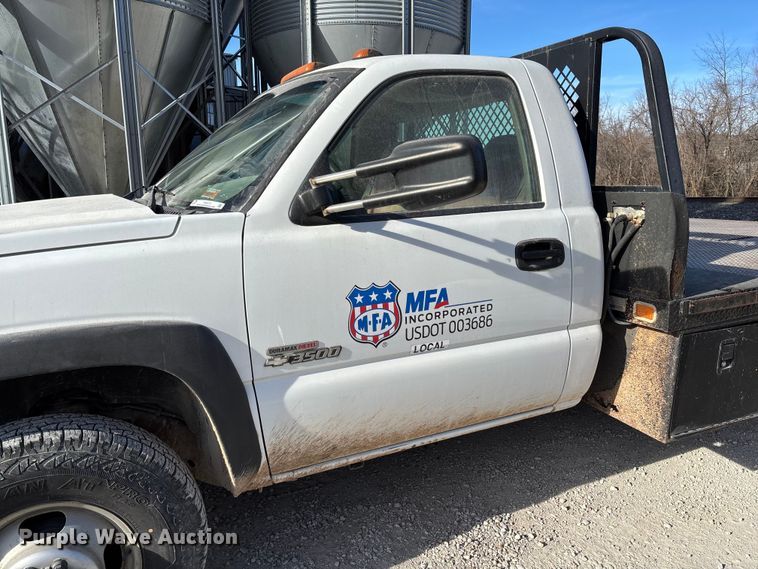 image for item FB3013 2003 Chevrolet Silverado 3500 flatbed pickup truck