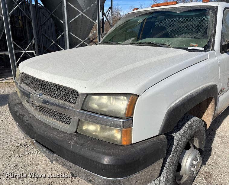 image for item FB3013 2003 Chevrolet Silverado 3500 flatbed pickup truck