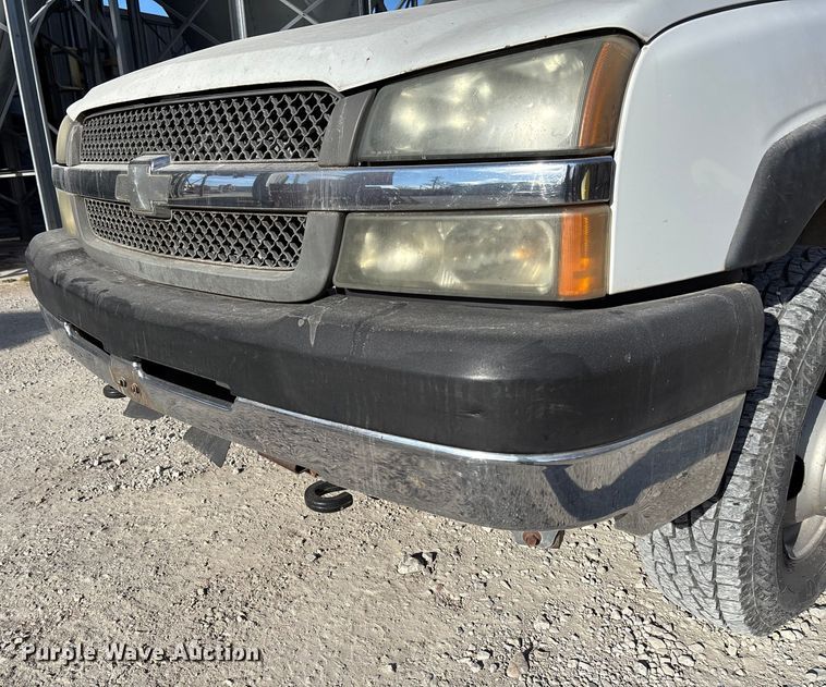 image for item FB3013 2003 Chevrolet Silverado 3500 flatbed pickup truck