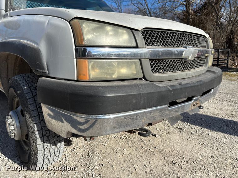 image for item FB3013 2003 Chevrolet Silverado 3500 flatbed pickup truck