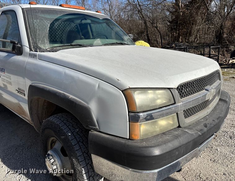 image for item FB3013 2003 Chevrolet Silverado 3500 flatbed pickup truck