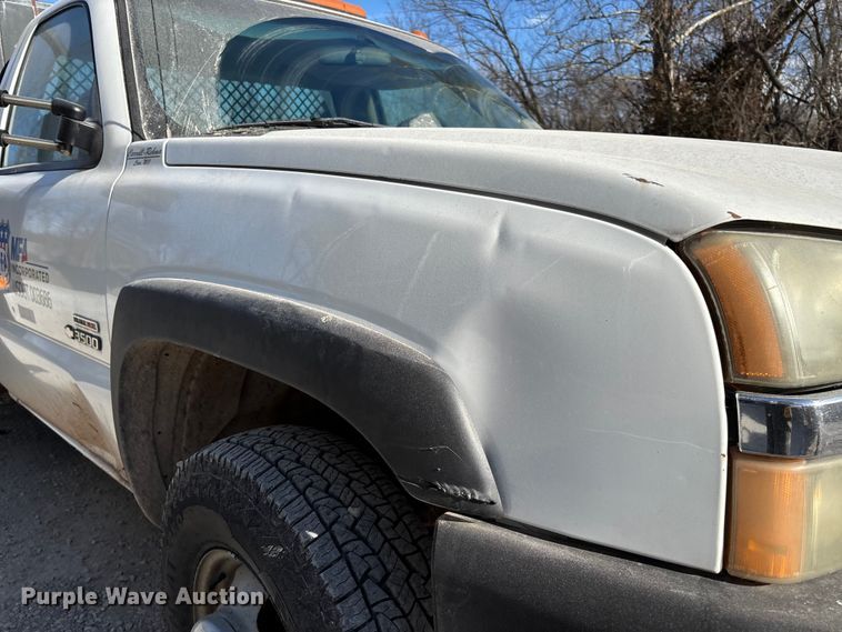 image for item FB3013 2003 Chevrolet Silverado 3500 flatbed pickup truck