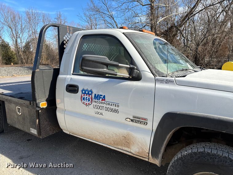 image for item FB3013 2003 Chevrolet Silverado 3500 flatbed pickup truck