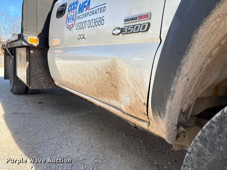 image for item FB3013 2003 Chevrolet Silverado 3500 flatbed pickup truck