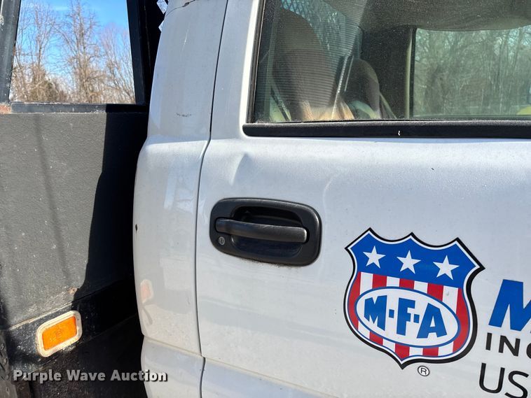 image for item FB3013 2003 Chevrolet Silverado 3500 flatbed pickup truck