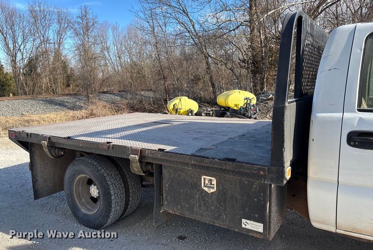 image for item FB3013 2003 Chevrolet Silverado 3500 flatbed pickup truck
