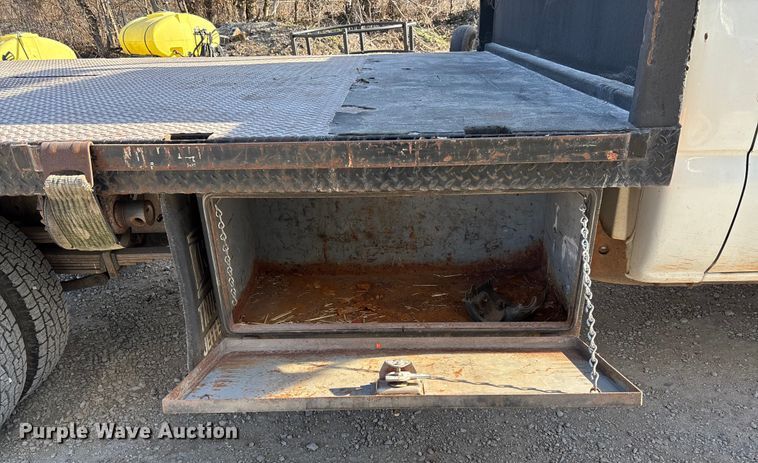 image for item FB3013 2003 Chevrolet Silverado 3500 flatbed pickup truck