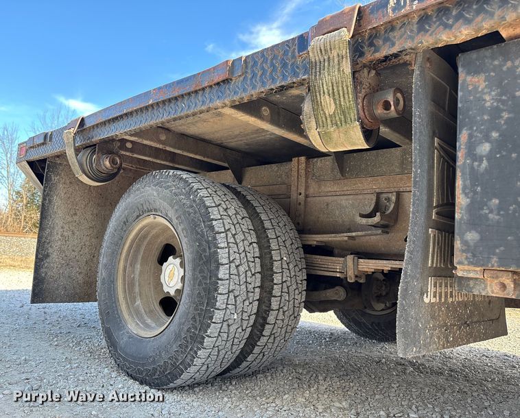 image for item FB3013 2003 Chevrolet Silverado 3500 flatbed pickup truck