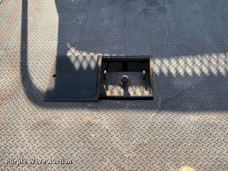 image for item FB3013 2003 Chevrolet Silverado 3500 flatbed pickup truck