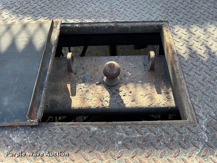 image for item FB3013 2003 Chevrolet Silverado 3500 flatbed pickup truck