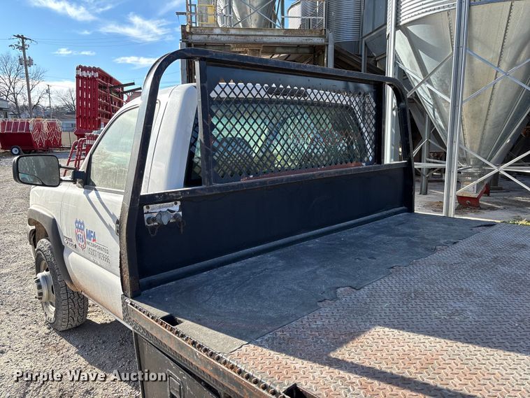 image for item FB3013 2003 Chevrolet Silverado 3500 flatbed pickup truck
