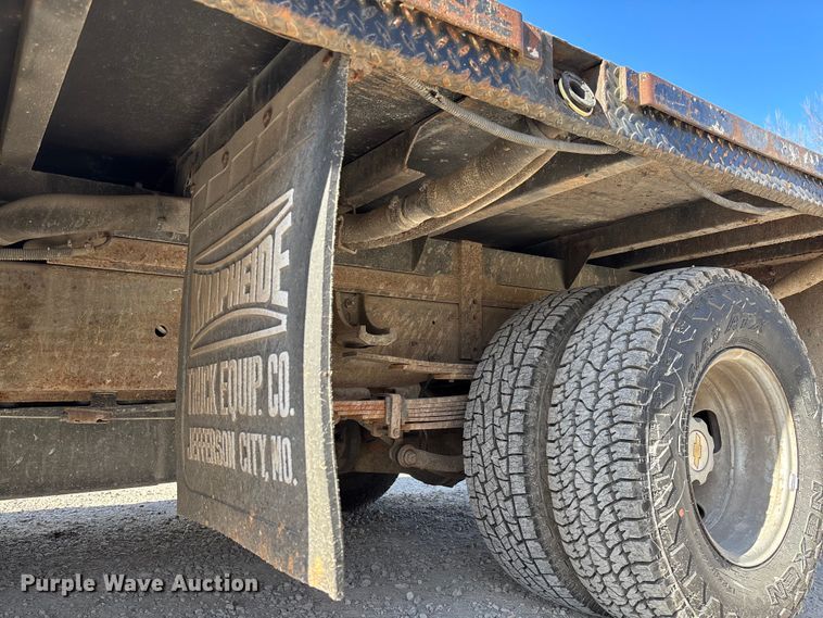 image for item FB3013 2003 Chevrolet Silverado 3500 flatbed pickup truck