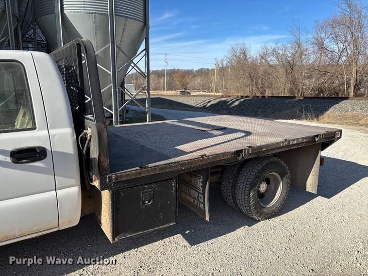 image for item FB3013 2003 Chevrolet Silverado 3500 flatbed pickup truck