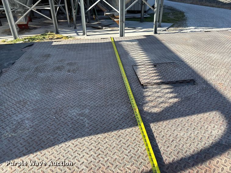 image for item FB3013 2003 Chevrolet Silverado 3500 flatbed pickup truck