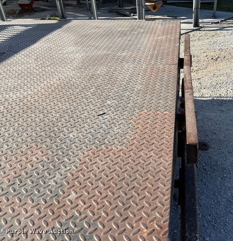 image for item FB3013 2003 Chevrolet Silverado 3500 flatbed pickup truck