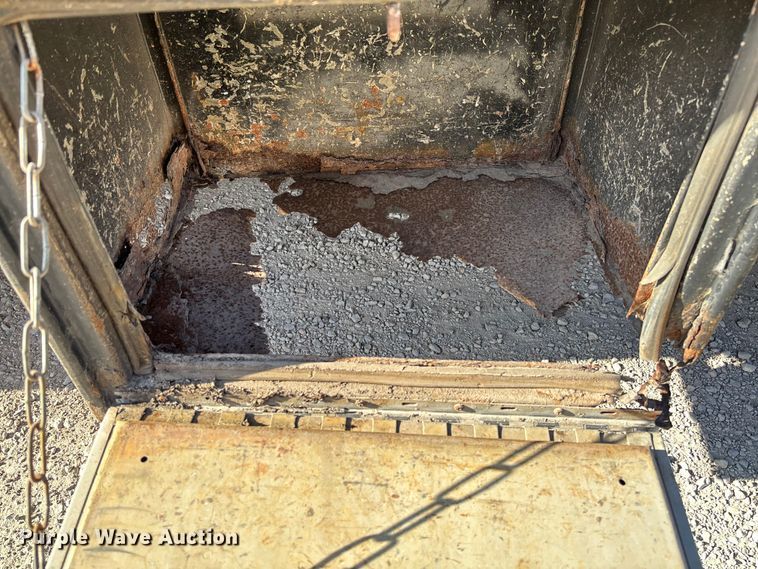 image for item FB3013 2003 Chevrolet Silverado 3500 flatbed pickup truck