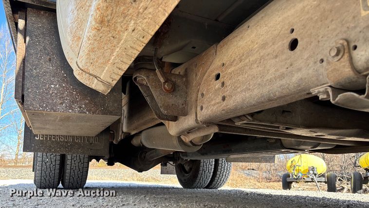 image for item FB3013 2003 Chevrolet Silverado 3500 flatbed pickup truck