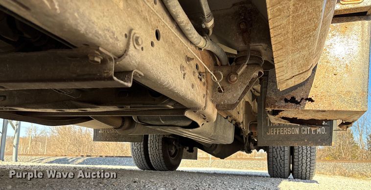 image for item FB3013 2003 Chevrolet Silverado 3500 flatbed pickup truck