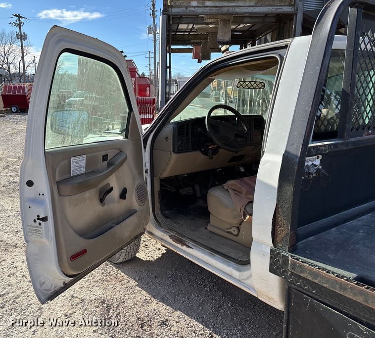 image for item FB3013 2003 Chevrolet Silverado 3500 flatbed pickup truck