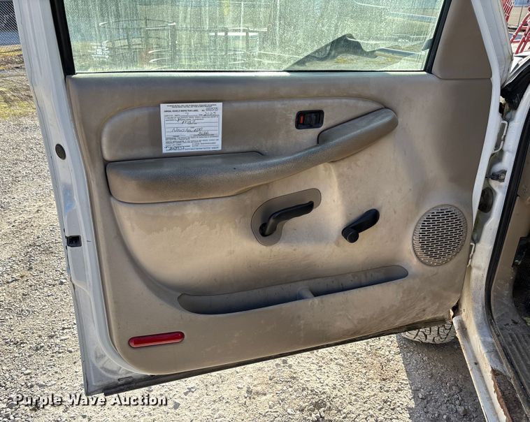 image for item FB3013 2003 Chevrolet Silverado 3500 flatbed pickup truck