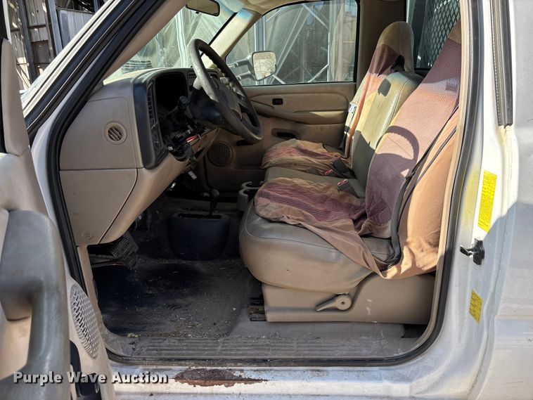 image for item FB3013 2003 Chevrolet Silverado 3500 flatbed pickup truck