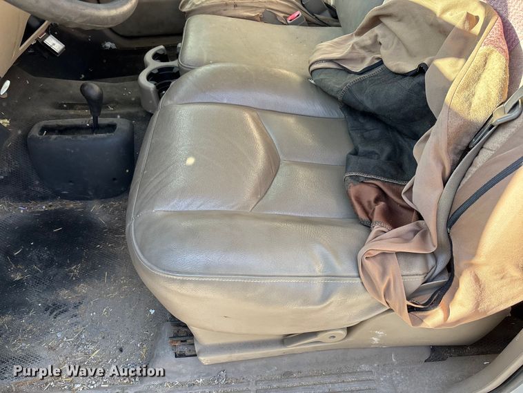 image for item FB3013 2003 Chevrolet Silverado 3500 flatbed pickup truck