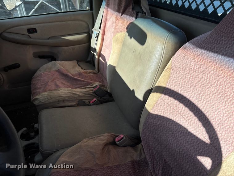 image for item FB3013 2003 Chevrolet Silverado 3500 flatbed pickup truck