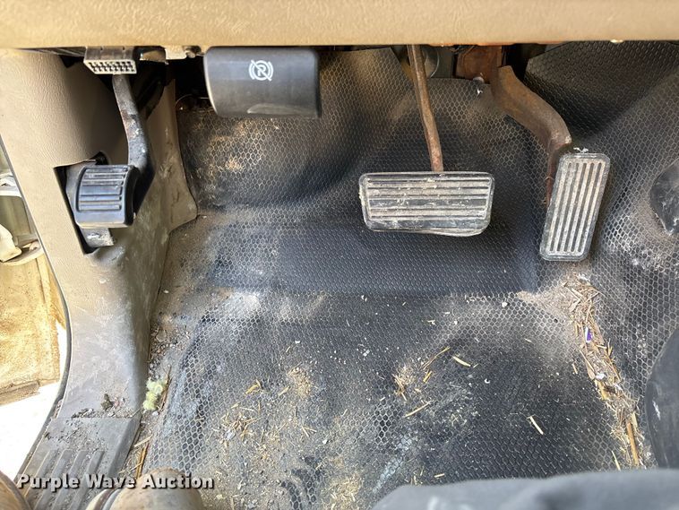 image for item FB3013 2003 Chevrolet Silverado 3500 flatbed pickup truck