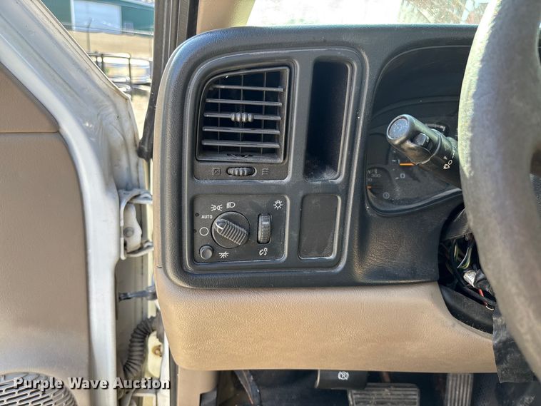 image for item FB3013 2003 Chevrolet Silverado 3500 flatbed pickup truck