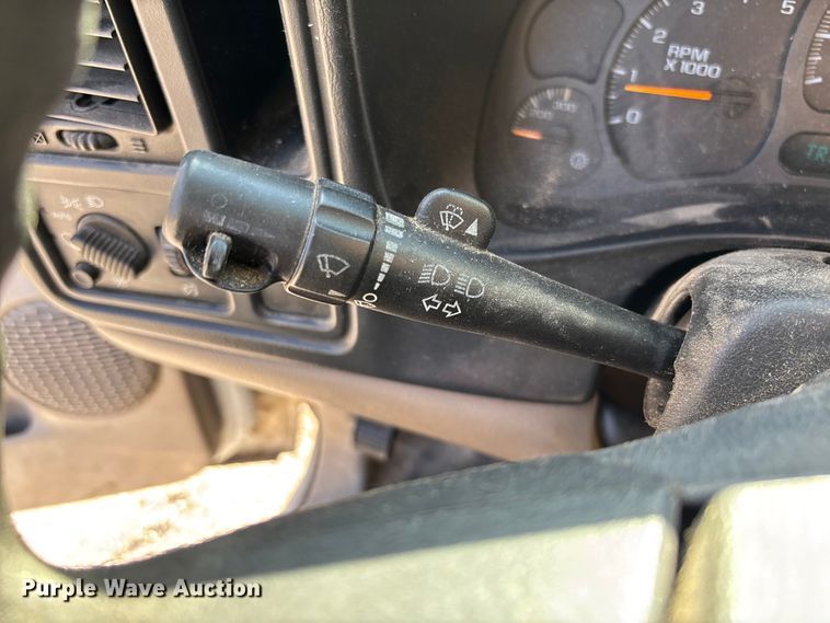 image for item FB3013 2003 Chevrolet Silverado 3500 flatbed pickup truck