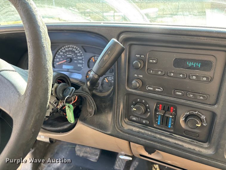 image for item FB3013 2003 Chevrolet Silverado 3500 flatbed pickup truck