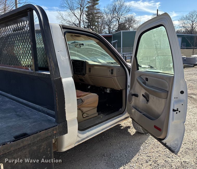 image for item FB3013 2003 Chevrolet Silverado 3500 flatbed pickup truck