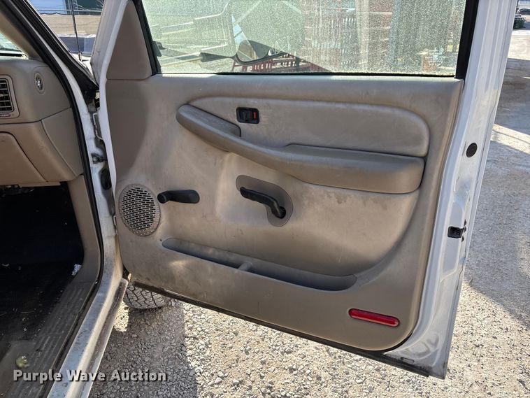 image for item FB3013 2003 Chevrolet Silverado 3500 flatbed pickup truck