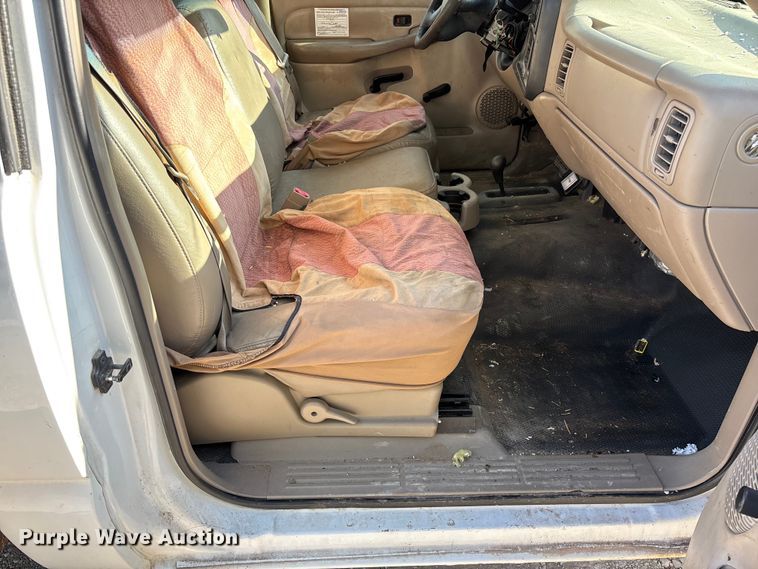 image for item FB3013 2003 Chevrolet Silverado 3500 flatbed pickup truck