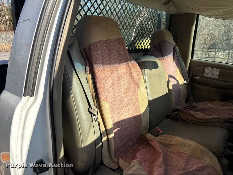 image for item FB3013 2003 Chevrolet Silverado 3500 flatbed pickup truck