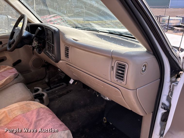 image for item FB3013 2003 Chevrolet Silverado 3500 flatbed pickup truck