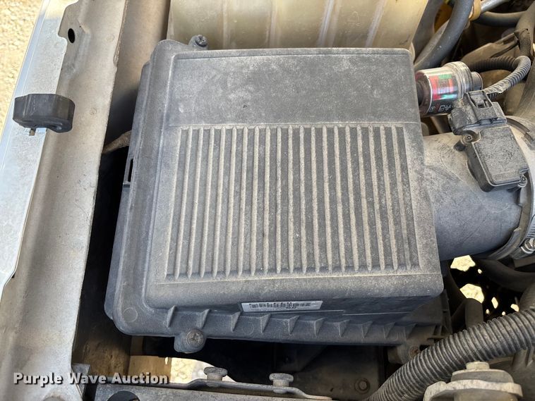 image for item FB3013 2003 Chevrolet Silverado 3500 flatbed pickup truck