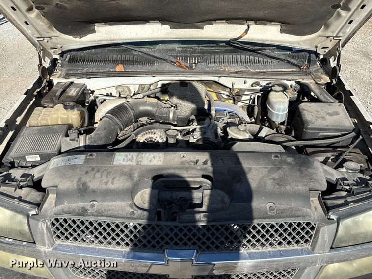 image for item FB3013 2003 Chevrolet Silverado 3500 flatbed pickup truck