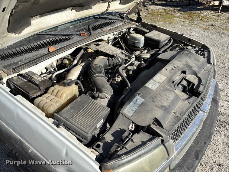 image for item FB3013 2003 Chevrolet Silverado 3500 flatbed pickup truck