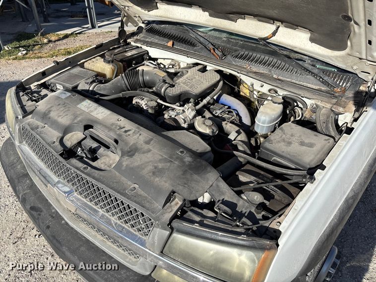 image for item FB3013 2003 Chevrolet Silverado 3500 flatbed pickup truck