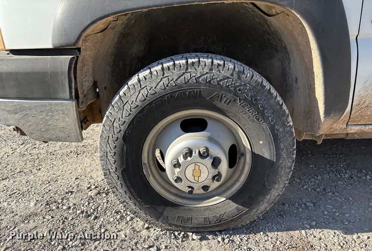 image for item FB3013 2003 Chevrolet Silverado 3500 flatbed pickup truck