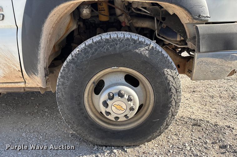 image for item FB3013 2003 Chevrolet Silverado 3500 flatbed pickup truck