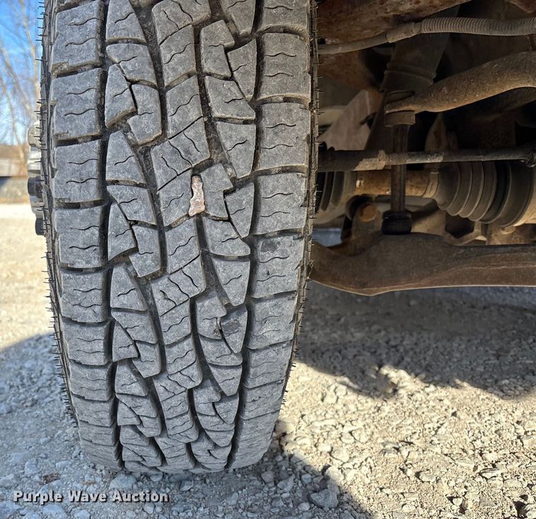 image for item FB3013 2003 Chevrolet Silverado 3500 flatbed pickup truck