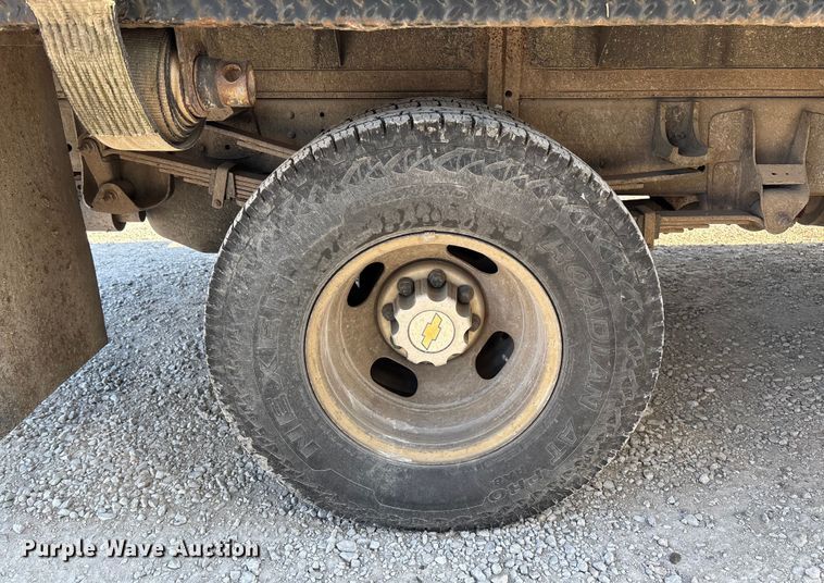 image for item FB3013 2003 Chevrolet Silverado 3500 flatbed pickup truck