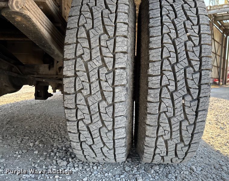 image for item FB3013 2003 Chevrolet Silverado 3500 flatbed pickup truck