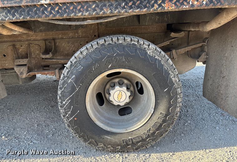 image for item FB3013 2003 Chevrolet Silverado 3500 flatbed pickup truck